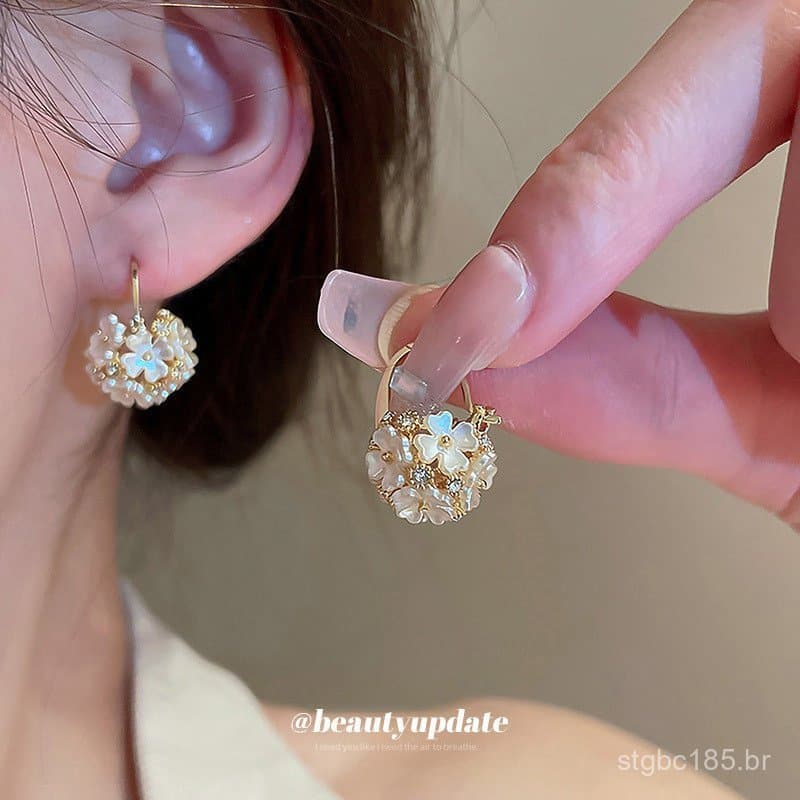 Brincos redondos estilo coreano com flores e diamantes, brincos de design elegante e moderno, brincos de luxo leve para