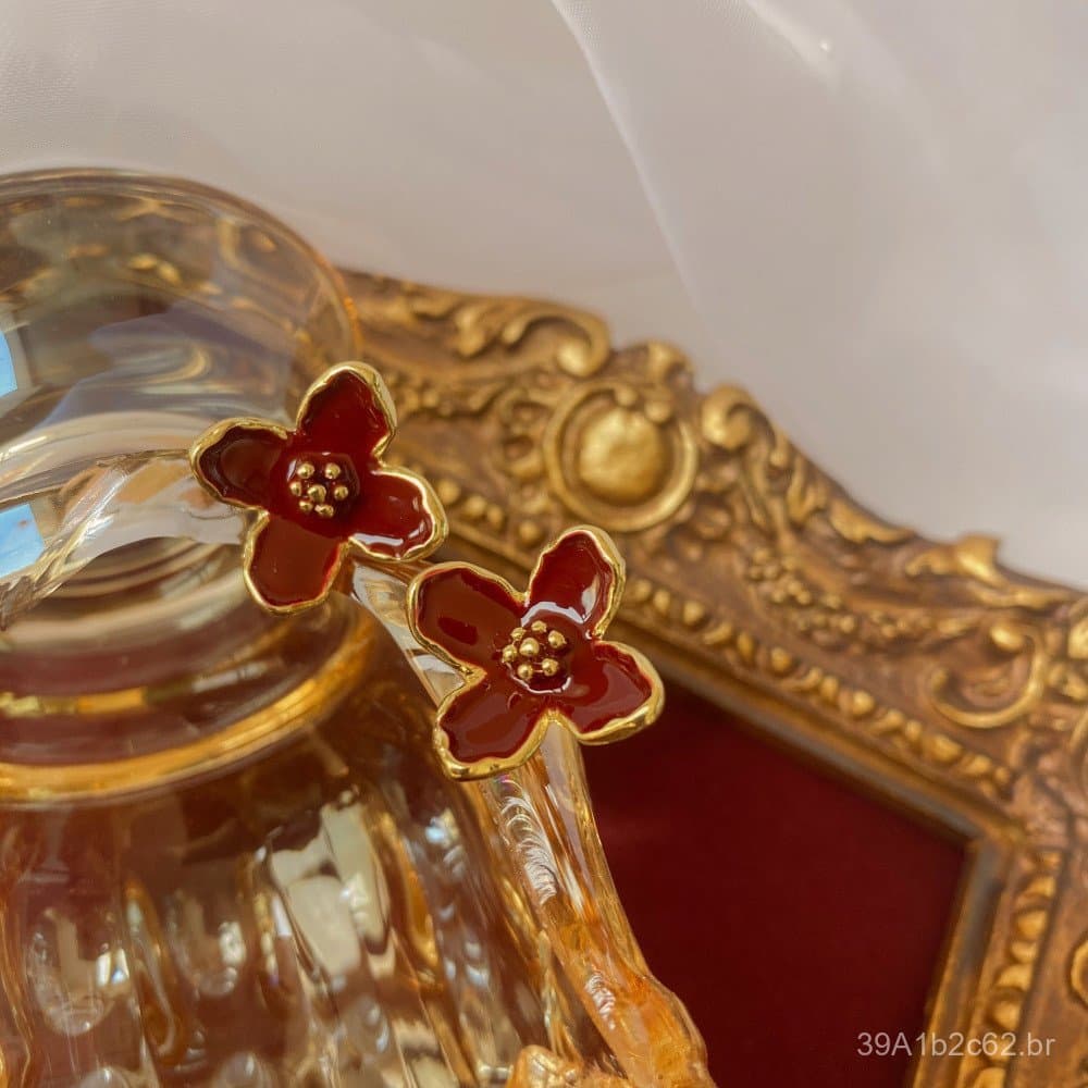 "Roselle Flower" Brincos de flor vermelha esmaltada em estilo retrô francês de Hong Kong, pequenos brincos tridimensiona