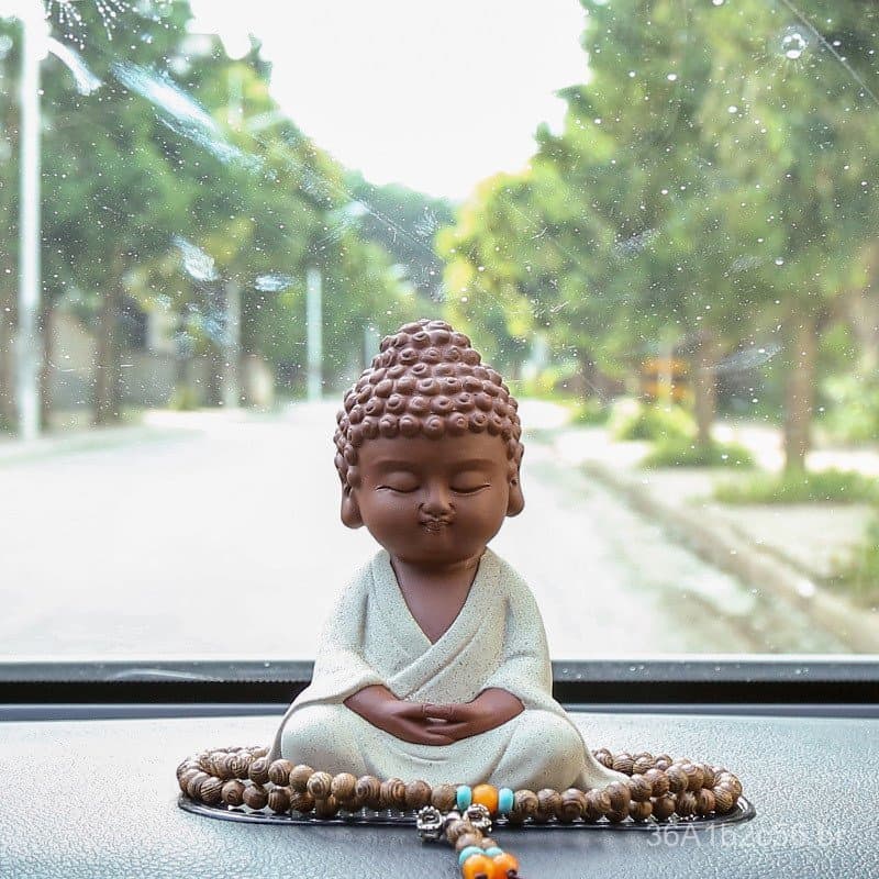 Oferta Diária: Estatueta de Buda em Cerâmica para Decoração de Carro - Pequeno Monge para Segurança e Paz