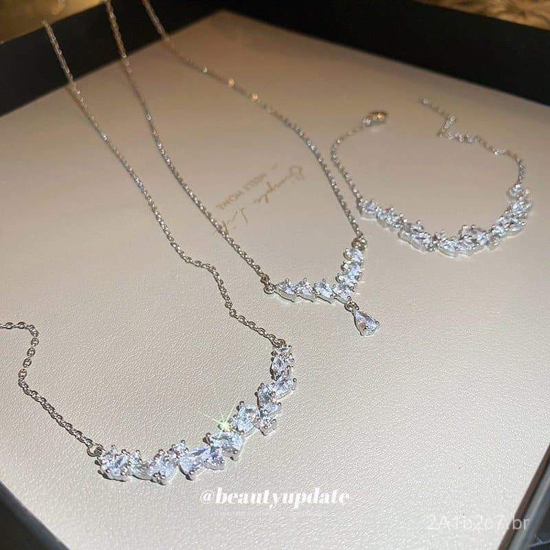 Colar em formato de gota d'água em V, gargantilha de luxo discreto, corrente de clavícula para mulheres, incrustada com