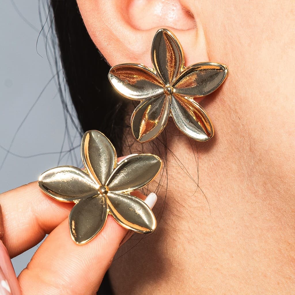 Brinco Flor Grande 5 Pétalas Feminino Banhado a Ouro Design Sofisticado Delicado Acessório Elegante Casamentos Festas