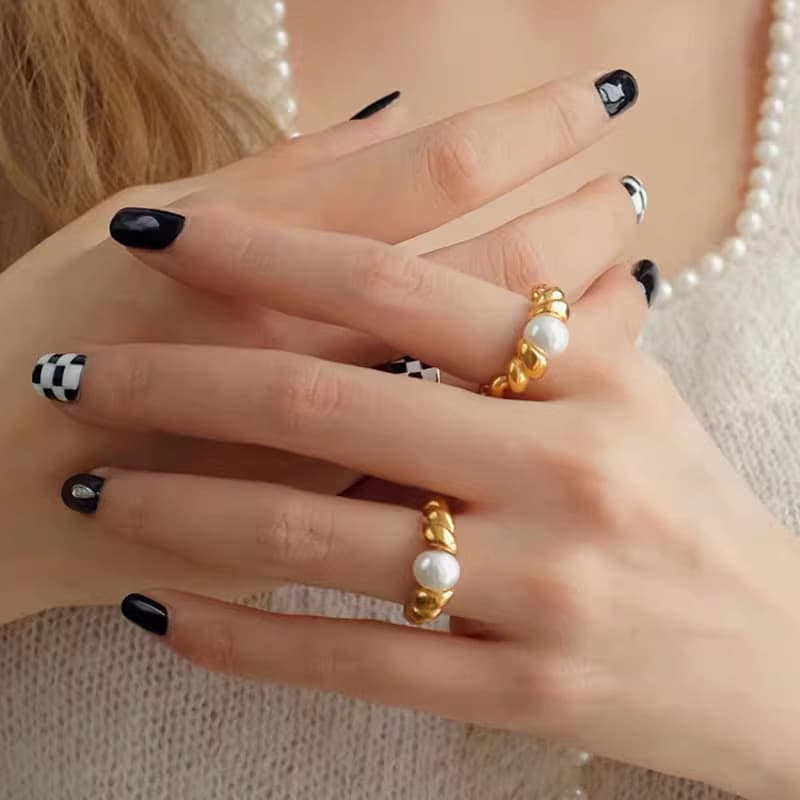 Hepburn estilo torção Natural de água doce pérola anel feminino nicho luz luxo High-End anel titânio aço chapeamento 14k