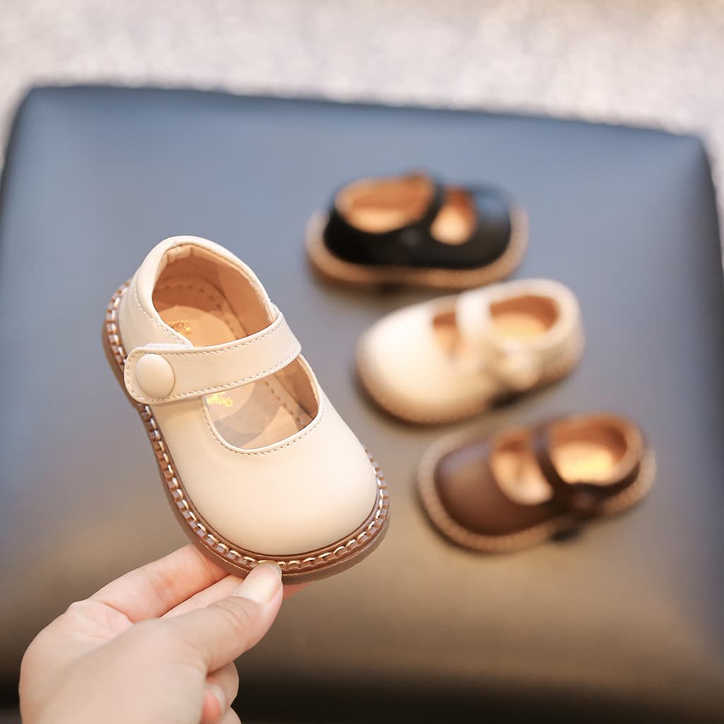 Feminino bebê pequenos sapatos de couro verão infantil sola macia sapatos da criança de um ano de idade sapatos da menin