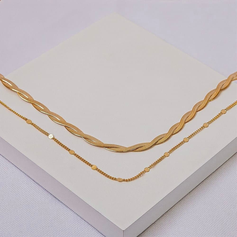 Colar Duplo Folheado a Ouro Elo Fino com Chapinhas e Fita Laminada Trançada Feminino