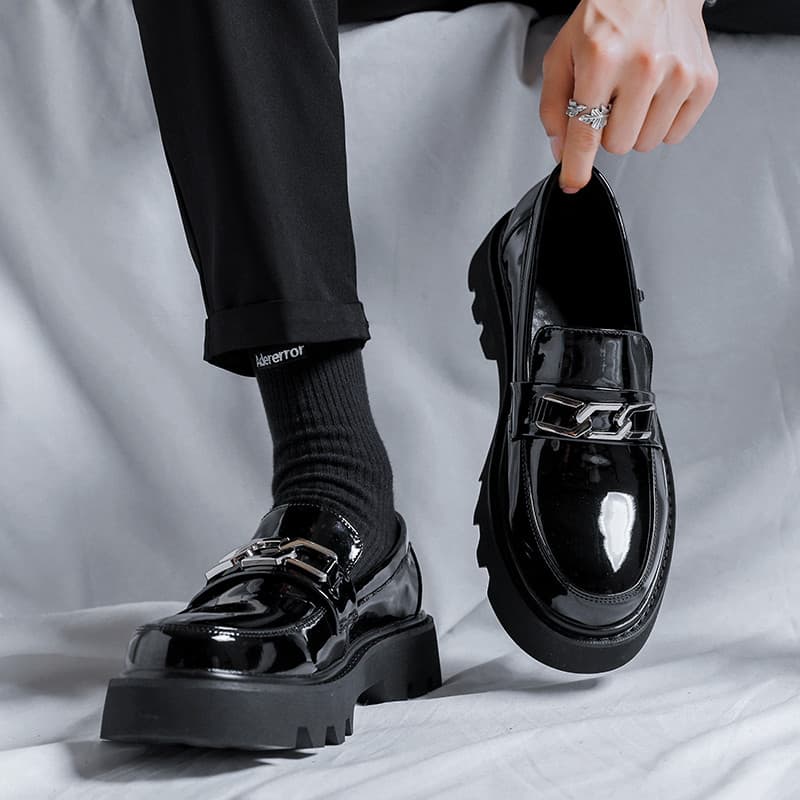 Slip-On sapatos de couro masculino inverno britânico versão coreana na moda de sola grossa aumentando sapatos casuais er