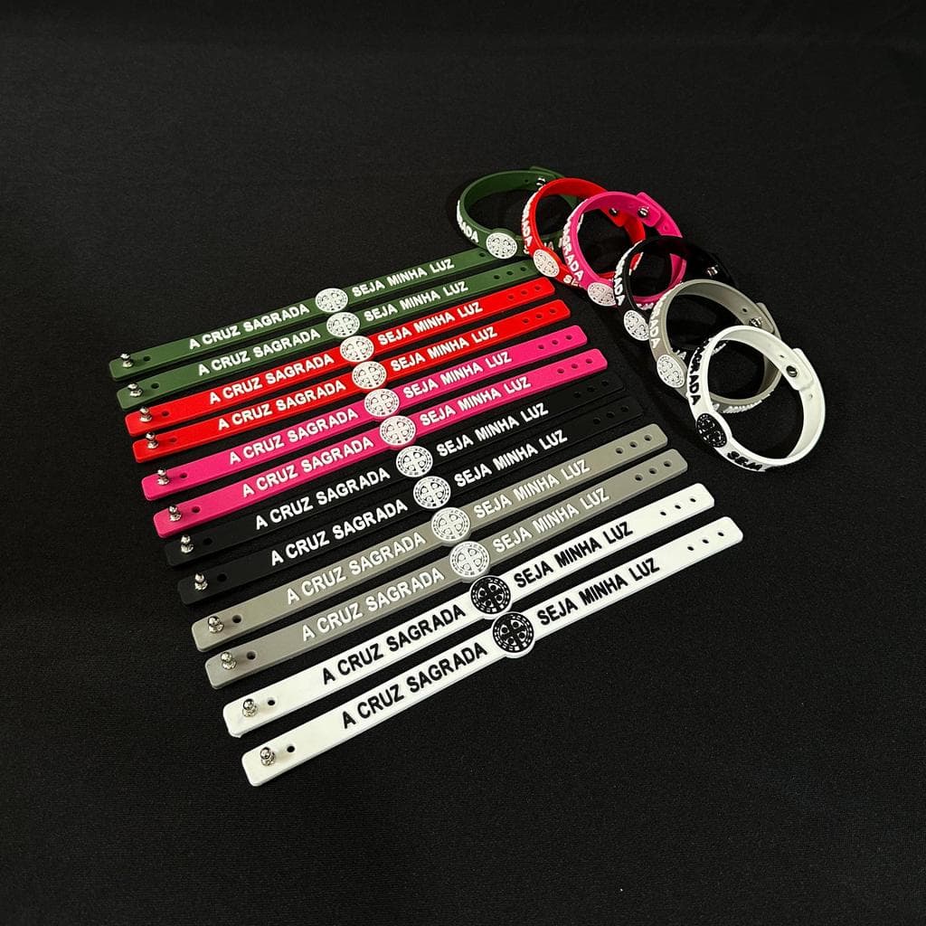 Pulseira Católica Medalha De São Bento Silicone Escrita A Cruz Sagrada Seja Minha Luz Varias Cores Lançamento Única 2025