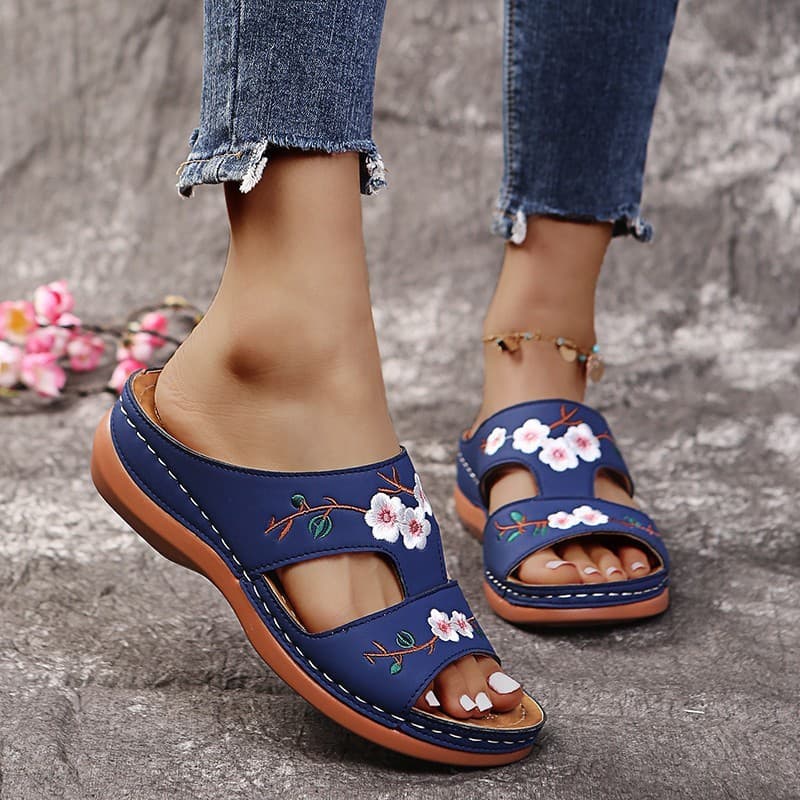 Sapatos femininos plus size, sandálias de salto anabela com uma tira e sola grossa, chinelos bordados com flores, versát