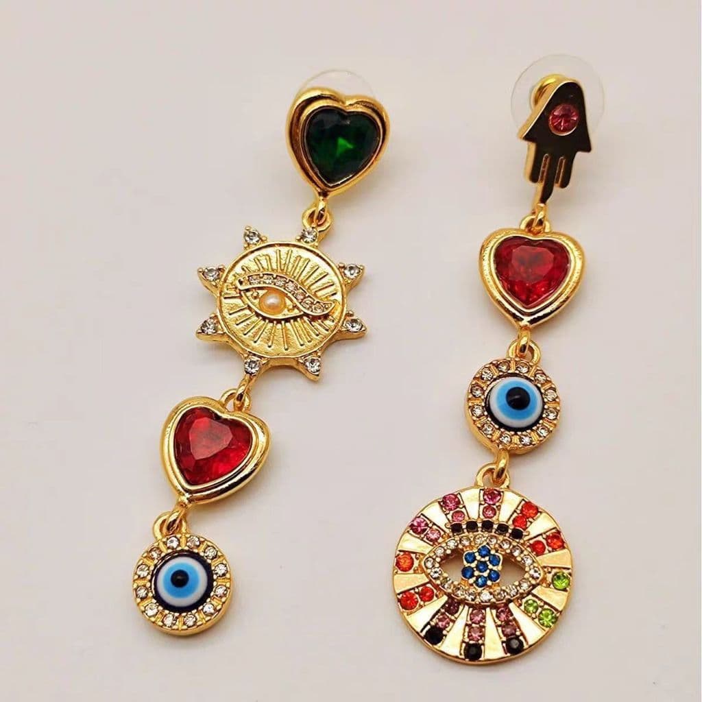 Um par de brincos coloridos com franjas e um design de luxo leve com acabamento em efeito de gotejamento de óleo, no est