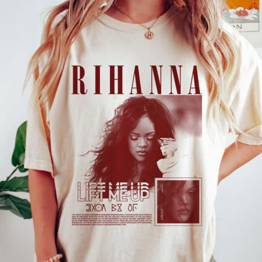 Camiseta casual feminina estilosa tema Rihanna estampa retrô com foto e texto no peito