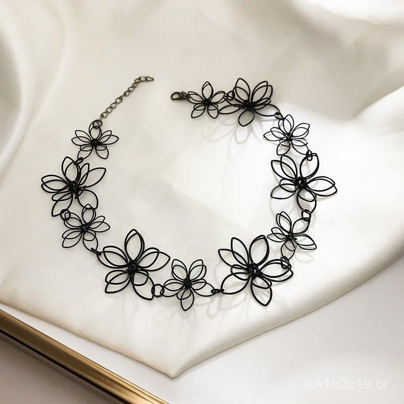 Gargantilha floral preta de metal pesado para mulheres, estilo curto, texturizada, colar que afina o rosto, moderna, ver
