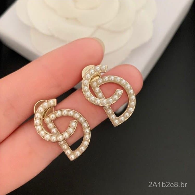 Brincos Elegantes e Simples de Pérola Coreana com Detalhe de Letra, Estilo Celebridade, Únicos