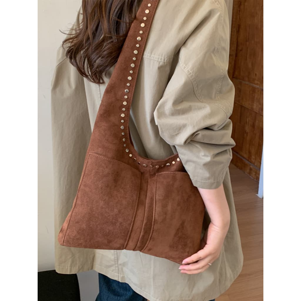Camurça rebite saco feminino grande capacidade 2026 novo estilo outono inverno Retro bolsa de ombro Casual Commuter saco