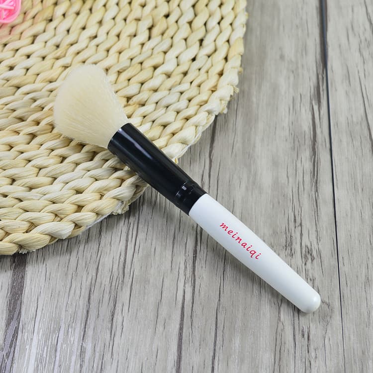 Maggie novo estilo silhueta Diagonal pó escova rosto iluminando sombra escova pode ser usado como Blush Rouge restante p