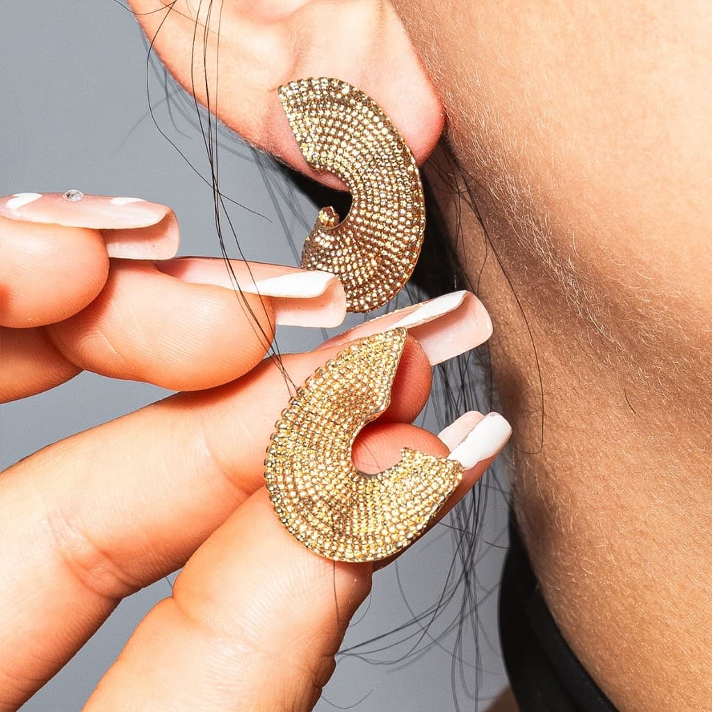 Brinco Meia Lua Dourado Feminino Texturizado Moderno Luxo Banhado a Ouro Acessório Elegante Para Presente