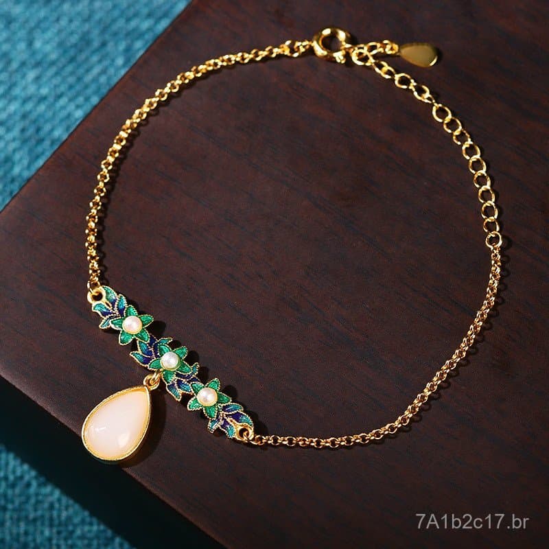 Um blogueiro do Xiaohongshu recomenda uma pulseira vintage de estilo corte com flores esmaltadas, em formato de gota d'á