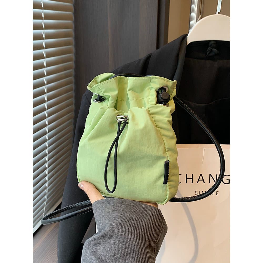 Verão leve mensageiro pequeno saco meninas 2025 novo estilo moda All-Match bolsa de ombro Popular balde saco do telefone
