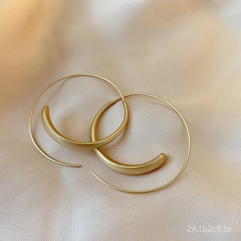 Brincos femininos com textura fosca e opaca, estilo europeu e americano, cor dourada, simples e elegantes, design único,