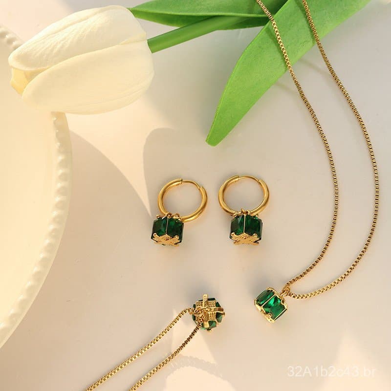 O popular modelo da Marka, design compacto com zircônia esmeralda em quatro lados, aço titânio banhado a ouro 18k P465-F
