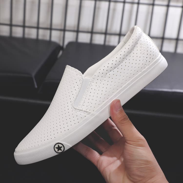 Pequenos sapatos brancos masculinos de cano baixo sapatos casuais planos sem renda respirável oco 2026 novo estilo versã