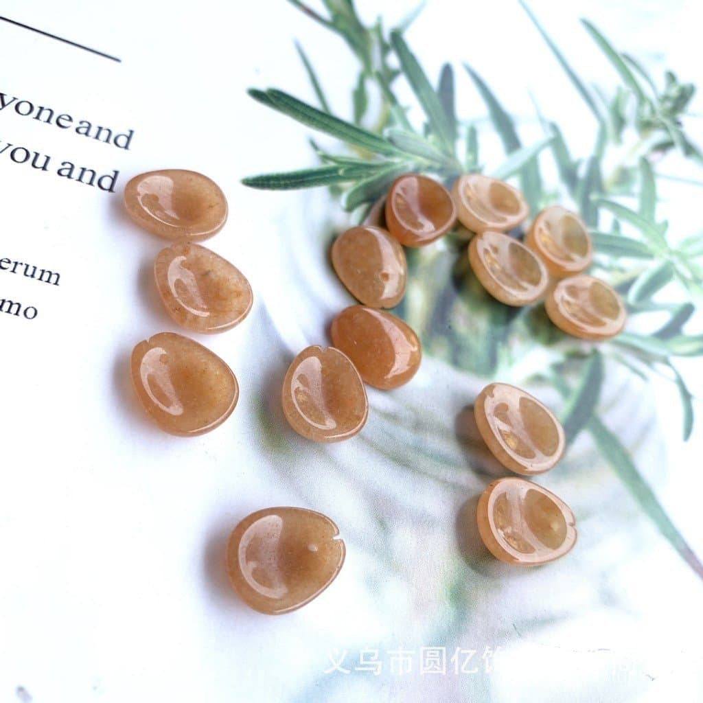Yuan Yi 10*12 Aventurina Vermelha Natural Pequenas Pétalas Redondas de Flor de Ameixa em Jade, Acessório de Cabelo, Peça