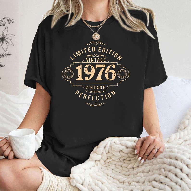 [Camiseta Premium Algodão Puro]LA Vintage 1976 Limited Edition Feminina, Short - Sleeve, Estilo Retro, Ideal para Evento