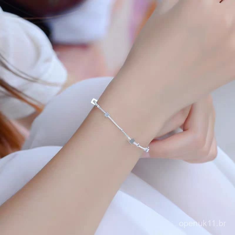 Pulseira quadrada de osso de cobra de camada única para mulheres, design de nicho de verão, joia simples.