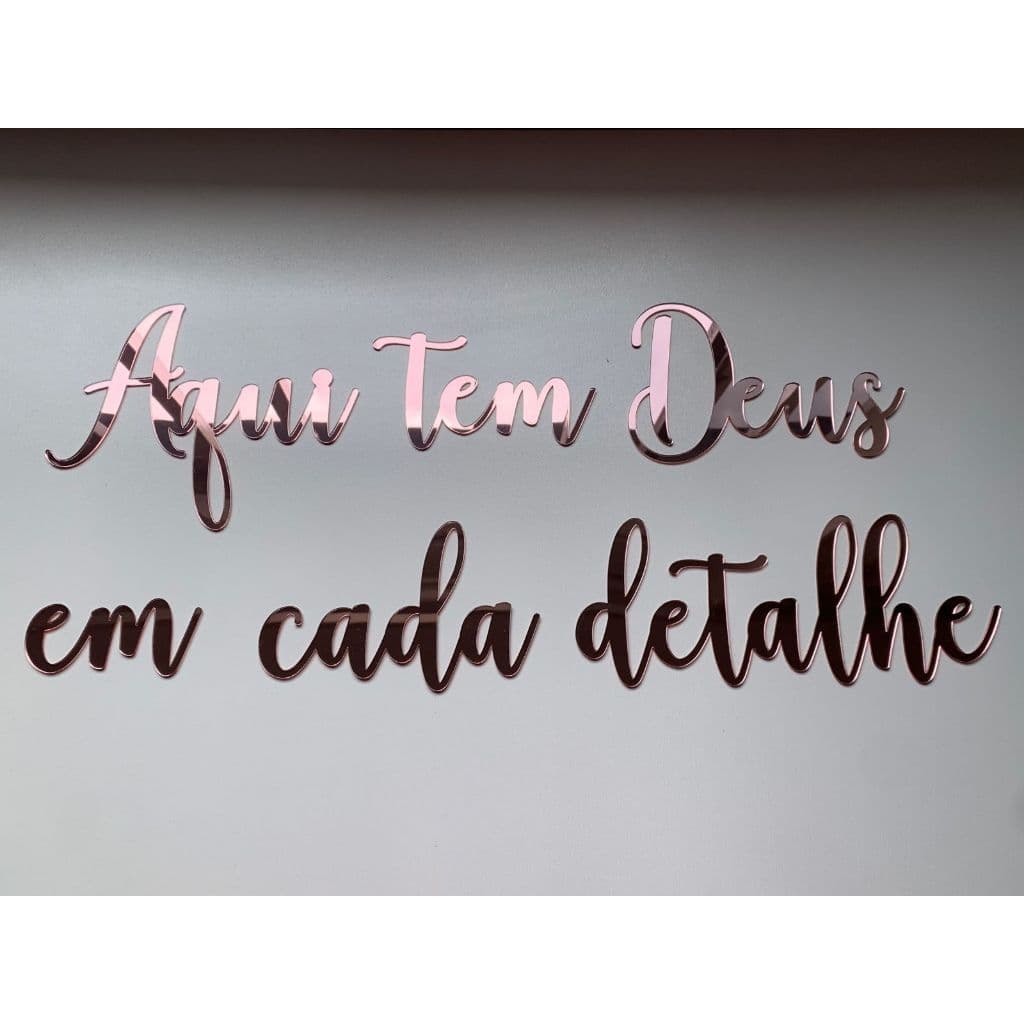 Frase decorativa Aqui tem Deus em cada Detalhe Acrílico Espelhado Decoração