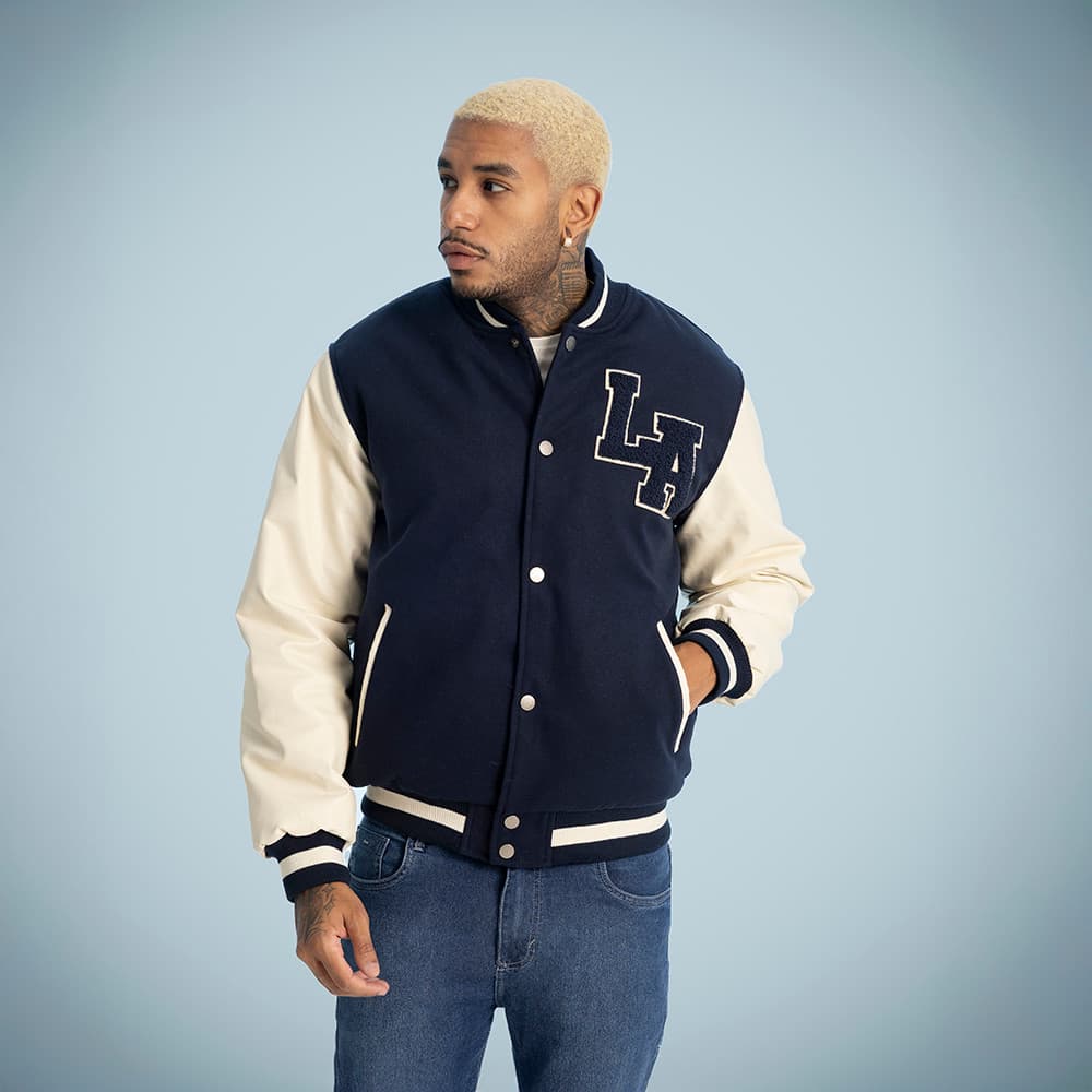Jaqueta Masculina College Azul Marinho/Off White com Letreiro no Peito