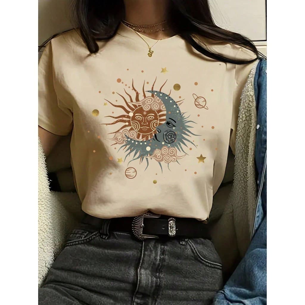 Camiseta Feminina Manga Curta Estampa Sol e Rosto Estilo Artístico Casual 100% Algodão