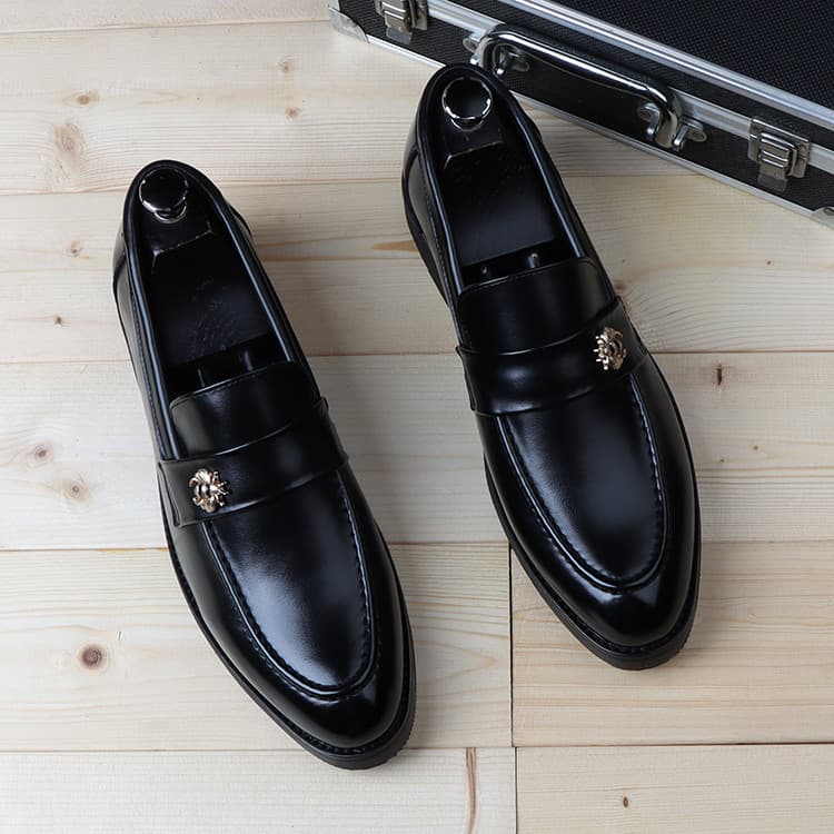 Sapatos de couro masculinos bico fino versão coreana na moda Pedal de aumento interno sapatos masculinos estilista de ca
