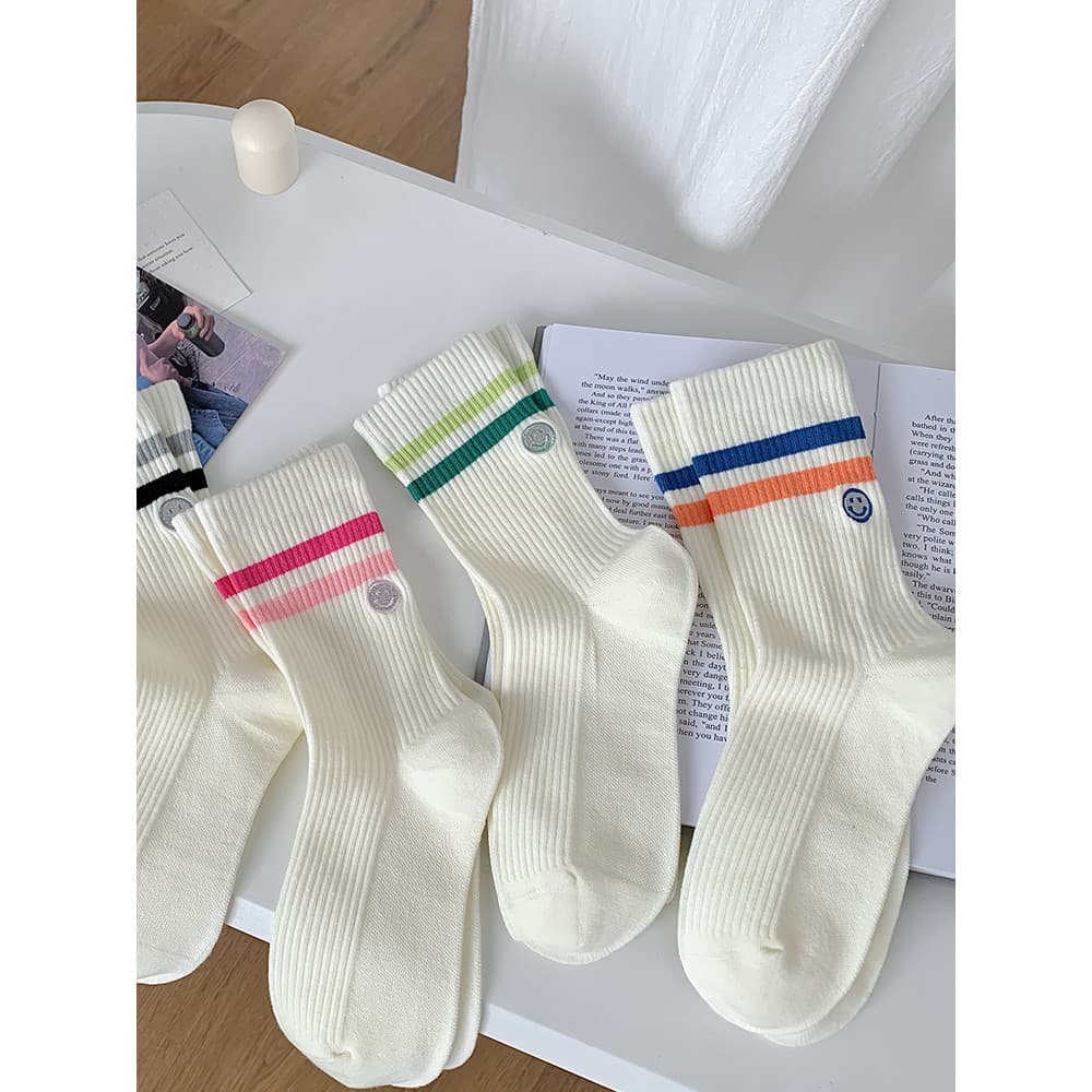 Listras brancas desgaste exterior rosto sorridente na moda estilo influenciador meias de comprimento médio calças de tub