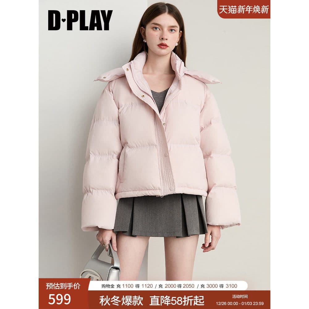 DPLAY [90 Pato Branco Down] 2025 Inverno Nova Jaqueta Curta Rosa Com Capuz Simétrico Bolso Curto