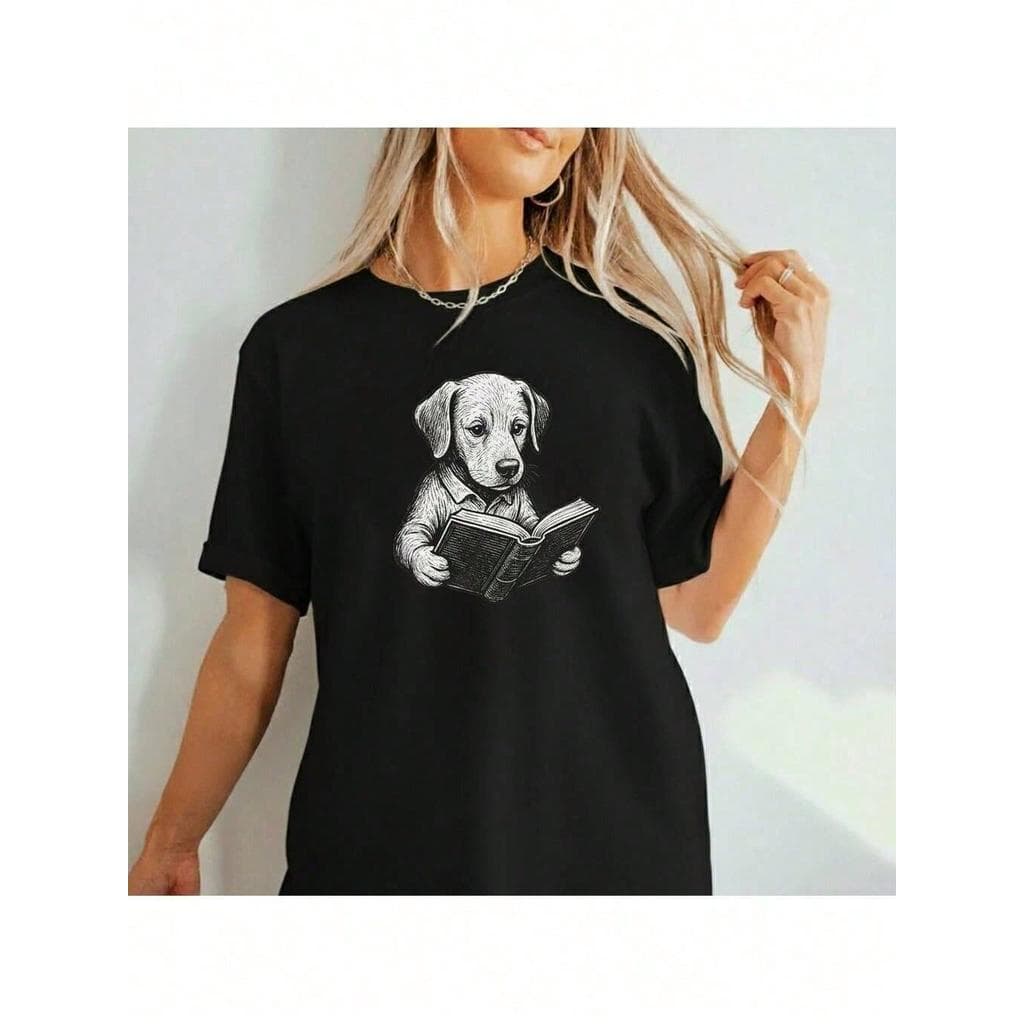 Camiseta feminina de gola redonda com estampa singular de um cachorro estudioso lendo um livro, em um design
