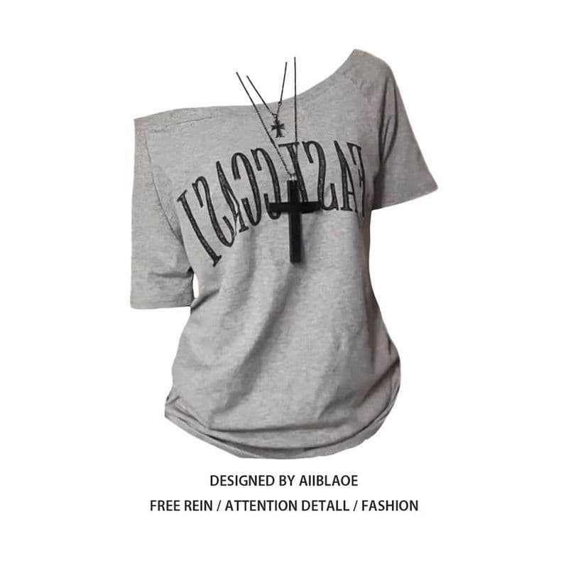 Americano quente menina carta impressa ombro oblíquo manga curta camiseta feminina verão nicho Design solto meia manga f