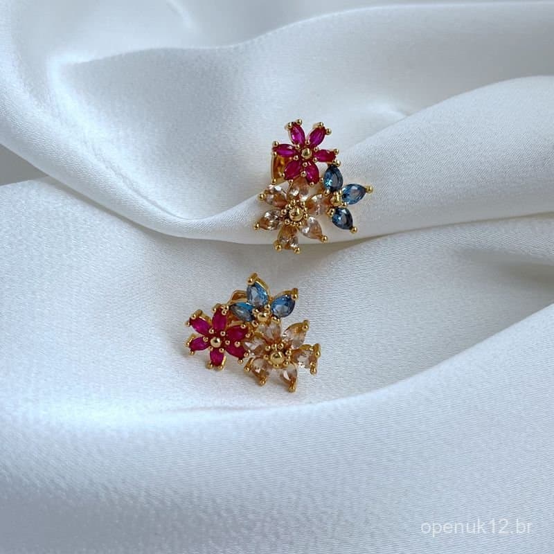 Novos brincos de luxo leve para uso diário, com um design de nicho fresco e delicado, apresentando zircônias em formato