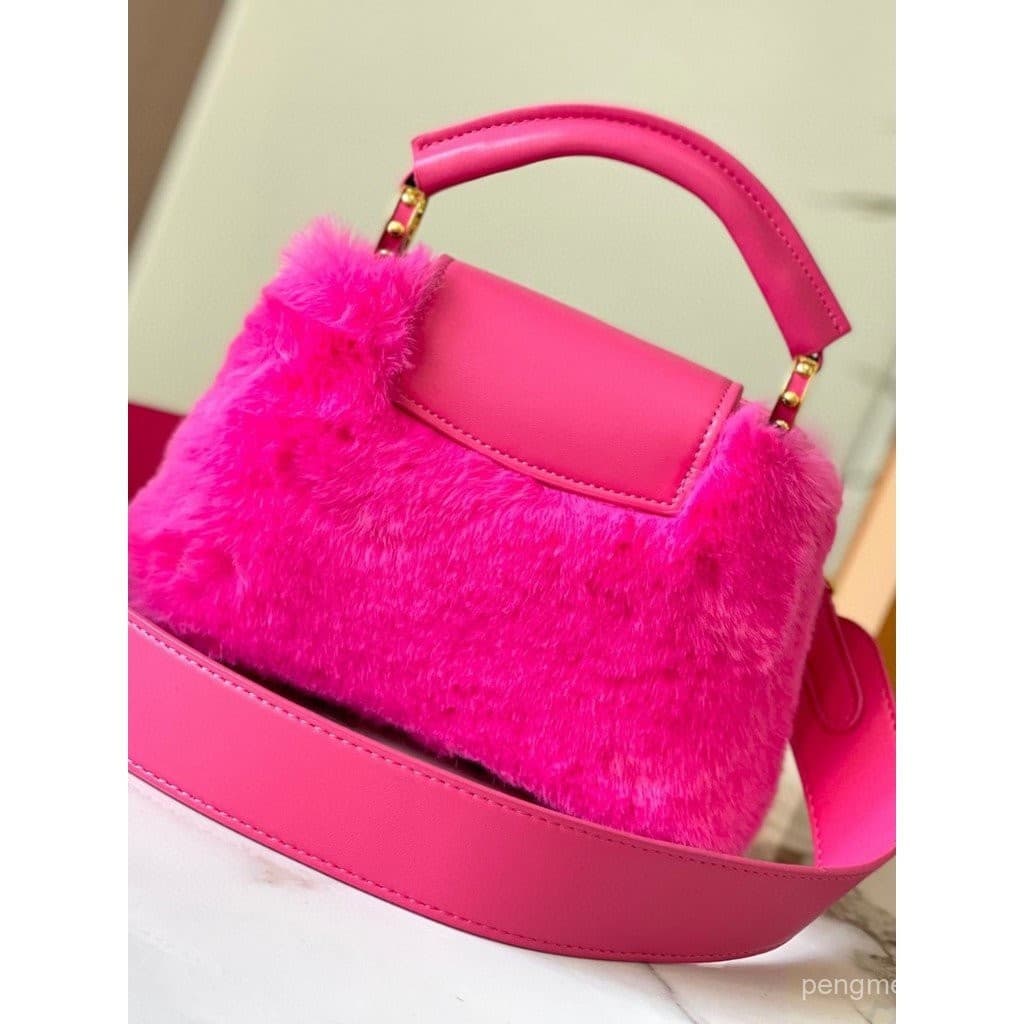 M22387 Mini Bolsa Clássica de Pele de Vison Capucines, Bolsa de Ombro e Transversal com Monograma para Mulheres