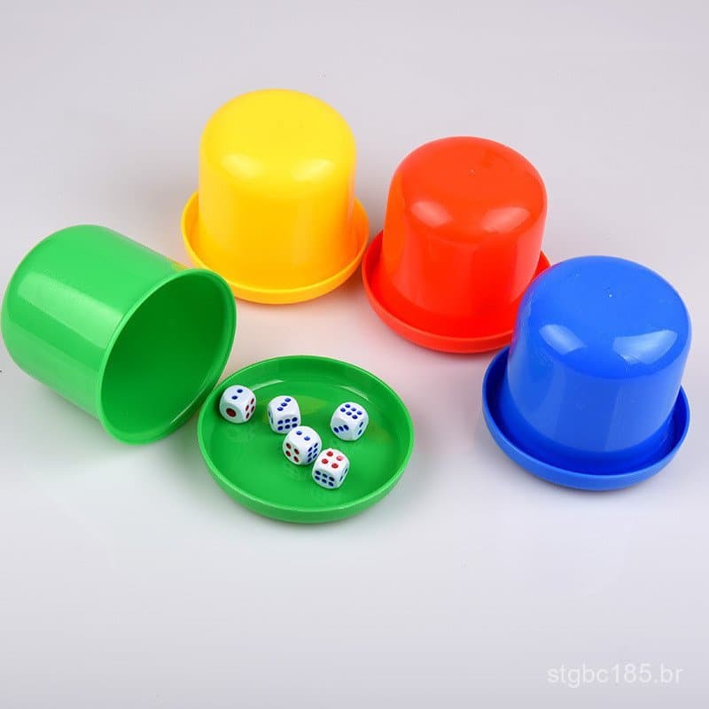 Conjunto de copos de plástico para dados com base e suporte para uso em bares, inclui 5 dados, 45g.