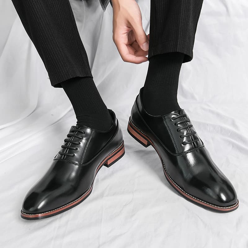2026 novo estilo dedo do pé quadrado sapatos de couro masculino versão coreana britânico na moda terno negócios aumento