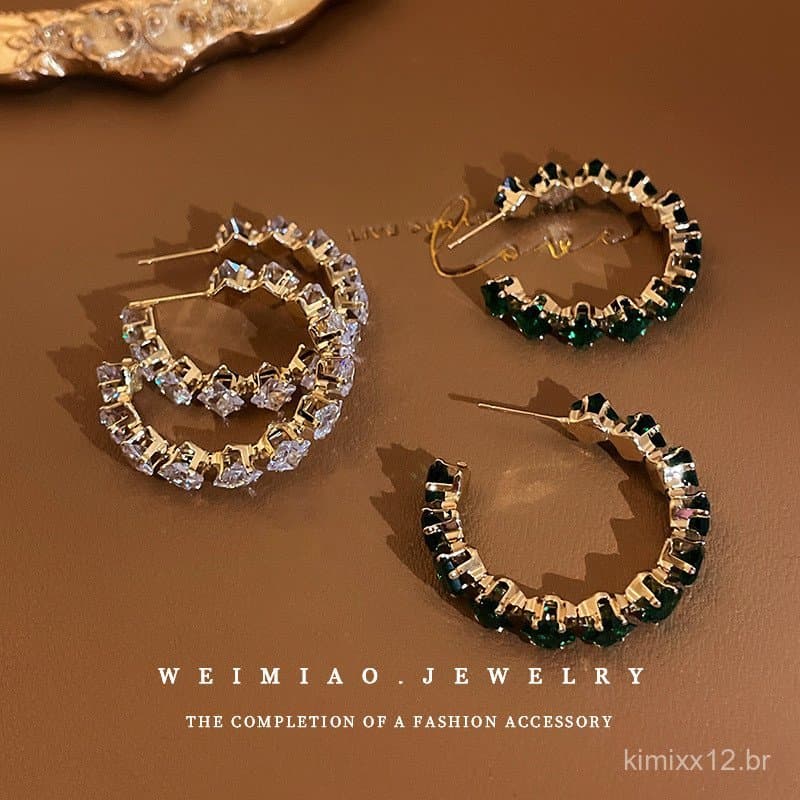 Brincos de argola com strass verde esmeralda e detalhes em prata, elegantes, de luxo discreto, com toque sofisticado, de