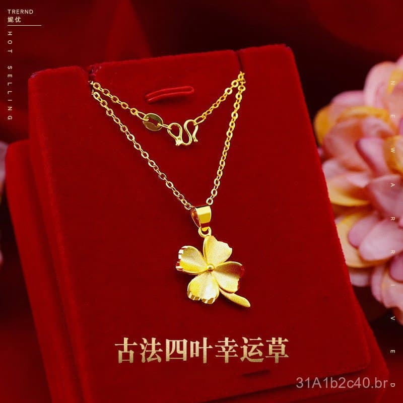 Colar feminino popular no Xiaohongshu, modelo trevo de quatro folhas, pingente de trevo da sorte em ouro de areia vietna