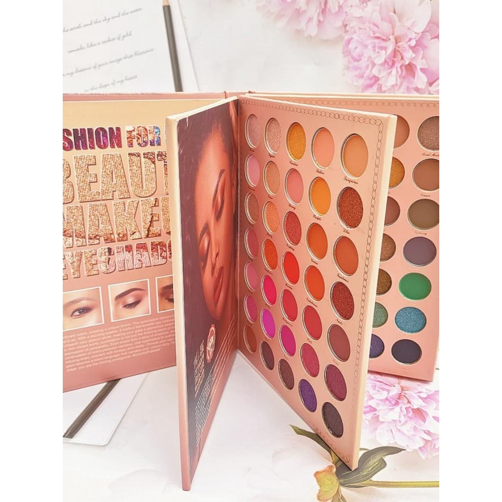 Artista de maquiagem usa cor terra fosca perolada 105 cores livro de sombra de três camadas paleta de maquiagem portátil