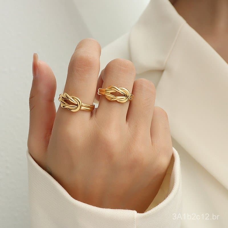 Anel de design francês exclusivo Marka com nó da sorte, anel aberto com nós, em aço de titânio banhado a ouro 18k, anel