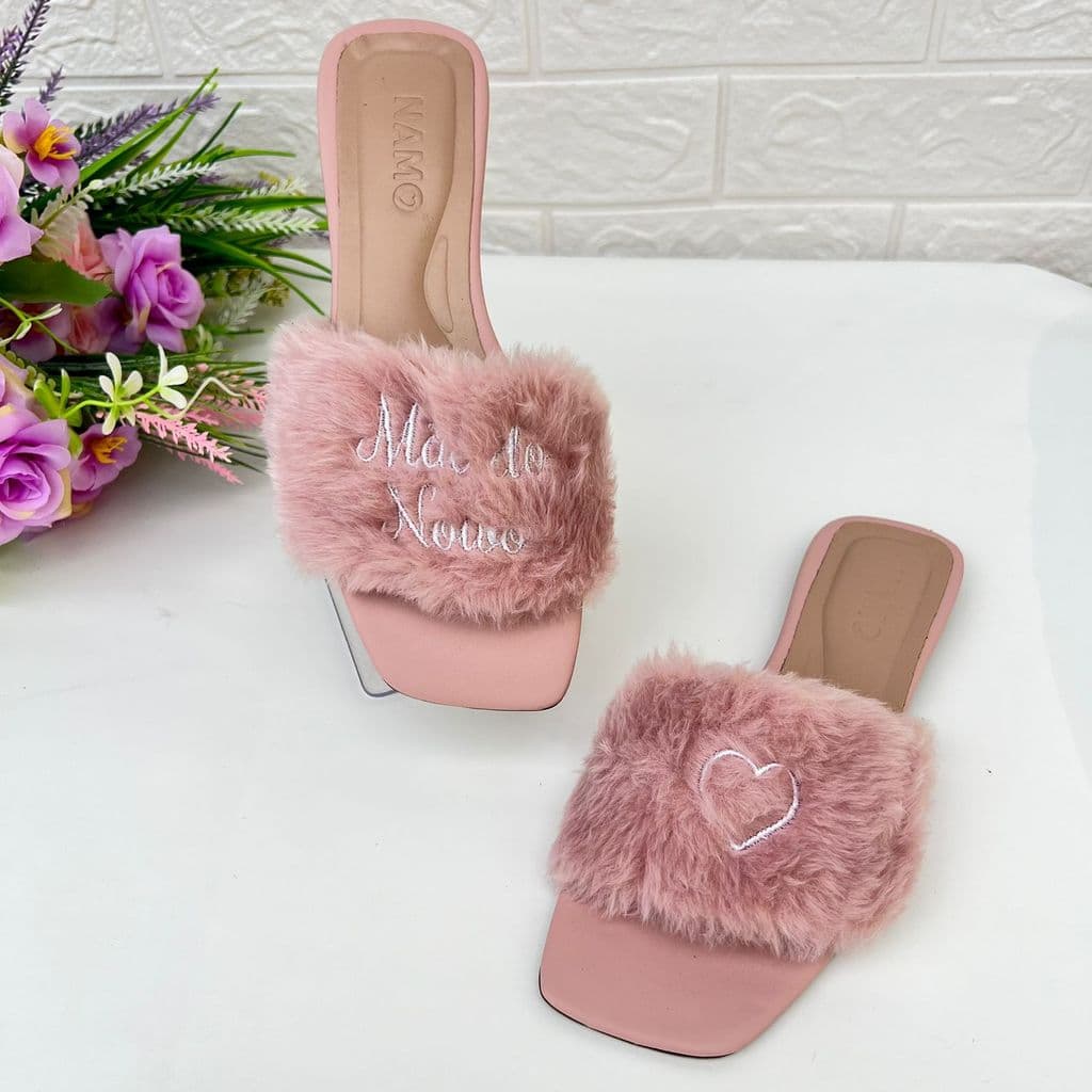 Pantufa Feminina Mãe da Noiva Bordada Rosa Pó – Luxo, Conforto e Emoção em Pelúcia