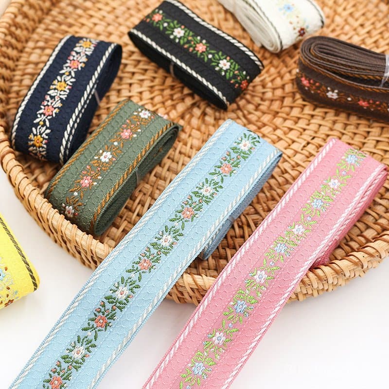 O fabricante fornece pequenas fitas de renda floral, fitas jacquard, acessórios de vestuário, roupas étnicas, sapatos, c
