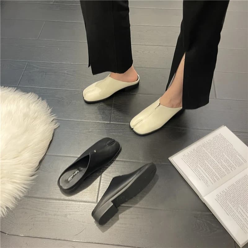 Novas Sapatilhas Tabi Ninja de Couro com Bico Dividido, Mocassins Confortáveis Femininos, Sapatos Casuais de Salto Baixo