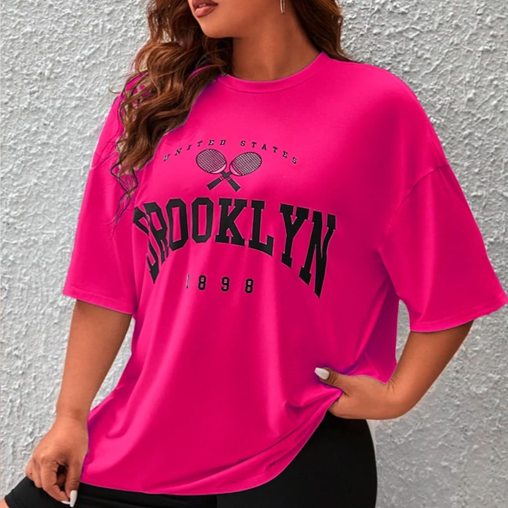 Camiseta Feminina Rosa Choque 1898 – Manga 3/4, Estilo Longline e Gola Redonda