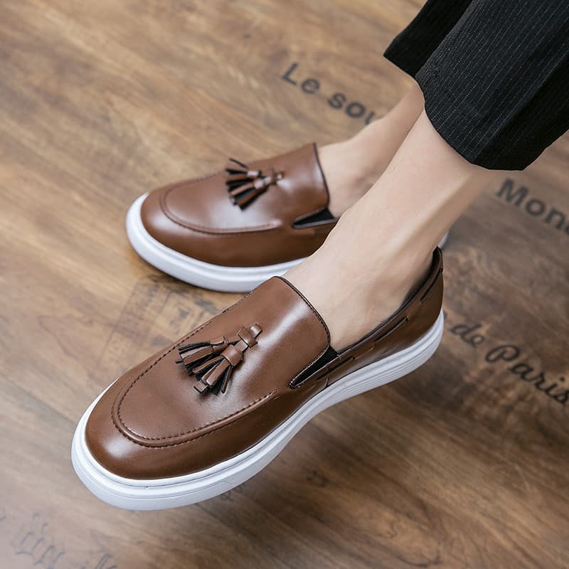 Sapatos de couro masculinos aumentam a altura pessoas preguiçosas mocassins superfície macia borla ervilhas sapatos Chef