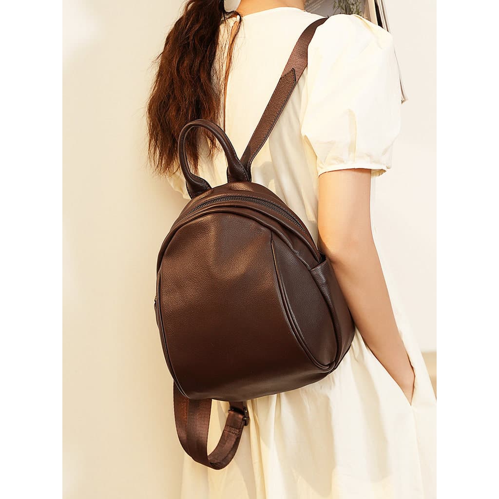 Mochila feminina 2026 novo estilo elegante All-Match bolsa de couro macio senhoras Casual pequena mochila viagem luz