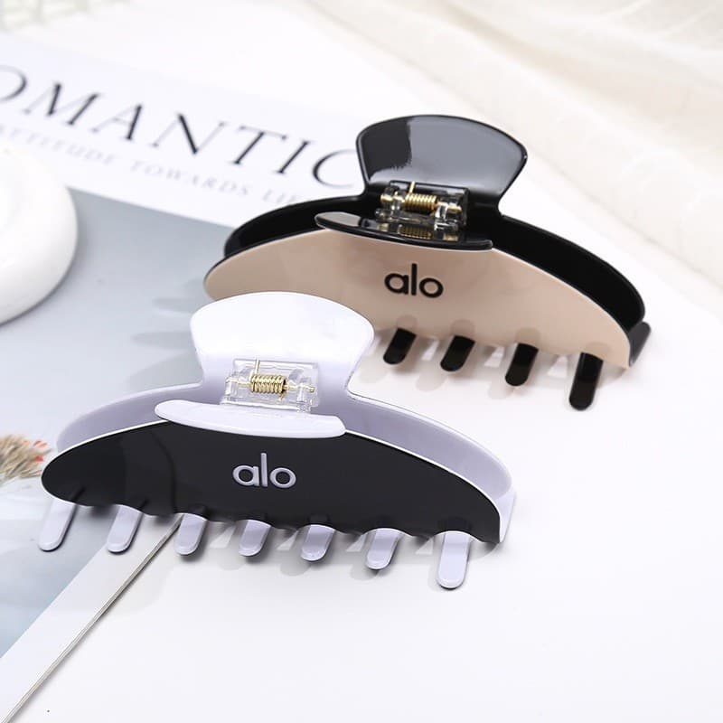 A presilha de cabelo da Sra. Alo, um acessório elegante e popular para rabos de cavalo.