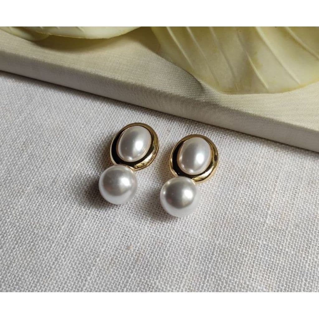 Brinco Pérola Base Oval Dourada Delicado Elegante Feminino